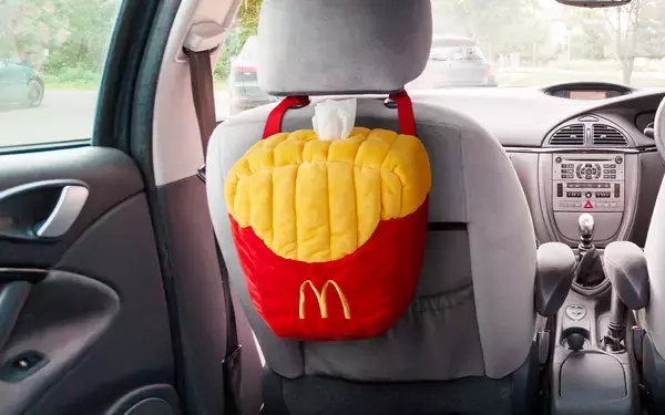 「「ドライブスルー モバイルオーダーキャンペーン」2月から期間限定でスタートMyマクドナルド リワードポイントで「ビッグマック型フードトレイ」など車内で楽しめるオリジナルグッズが抽選で当たる！」の画像