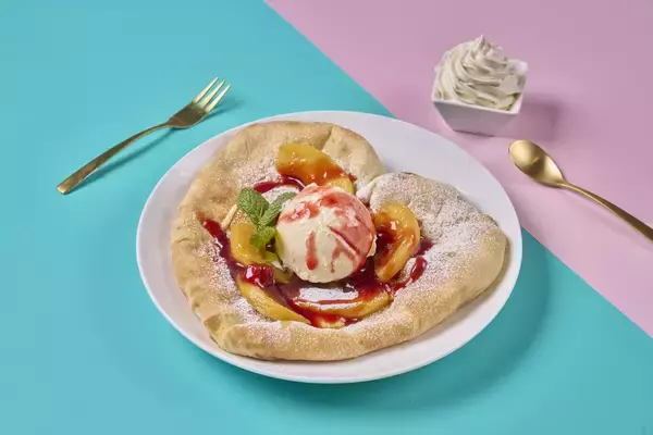 「プレミアム・ピザ・ダイニング 「カリフォルニア・ピザ・キッチン」バレンタイン、ホワイトデーにぴったり！ハート形のデザートピザと真っ赤なケーキが登場」の画像