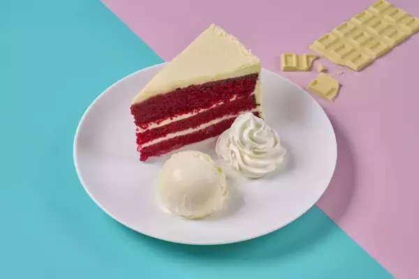 「プレミアム・ピザ・ダイニング 「カリフォルニア・ピザ・キッチン」バレンタイン、ホワイトデーにぴったり！ハート形のデザートピザと真っ赤なケーキが登場」の画像