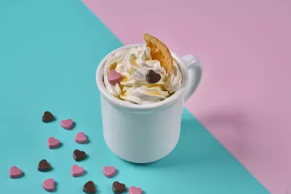 「プレミアム・ピザ・ダイニング 「カリフォルニア・ピザ・キッチン」バレンタイン、ホワイトデーにぴったり！ハート形のデザートピザと真っ赤なケーキが登場」の画像