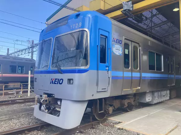 「井の頭線１０００系車両の営業運転開始から３０周年を記念し今回初となるレインボーカラー７色７編成を並べた撮影会を３月１日（日）に開催します！」の画像