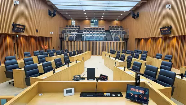 千代田区議会様の確立した議会運営において、東和エンジニアリングがさらに安心して使い続けられる議場システム改修をサポート