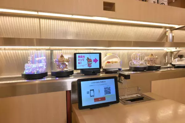 「業界初！回転レーンを活用した日頃の感謝を伝えるサプライズサービスが登場！輝く装飾とケーキやちらし寿司が回転レーン上をパレード　くら寿司「プレゼントシステム」―11月16日(土)から順次導入開始―」の画像
