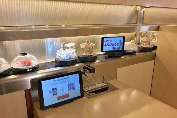 「業界初！回転レーンを活用した日頃の感謝を伝えるサプライズサービスが登場！輝く装飾とケーキやちらし寿司が回転レーン上をパレード　くら寿司「プレゼントシステム」―11月16日(土)から順次導入開始―」の画像