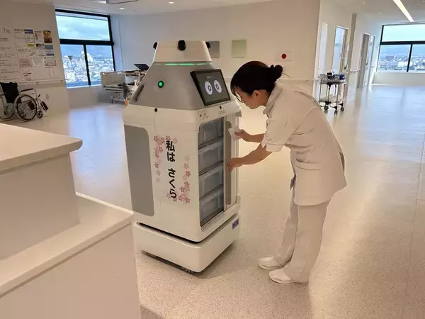 「藤田医科大学 岡崎医療センターにて屋内配送ロボット「FORRO（フォーロ）」の本格運用を開始」の画像
