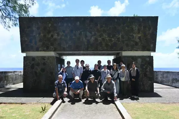 「弘前大学が創立80周年記念先行事業としてパラオ共和国を訪問 ― 学生・福田学長・教職員らが太平洋戦争の激戦地となった同国で平和の大切さを学ぶ」の画像