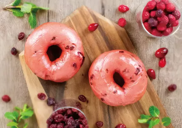「BAGEL & BAGELから爽やかな春の新商品が登場！クランベリーの果肉を練り込んだ“ベーグル”やすっきりとした味わいの“アサイードリンク”、限定マフィンを順次販売致します。」の画像