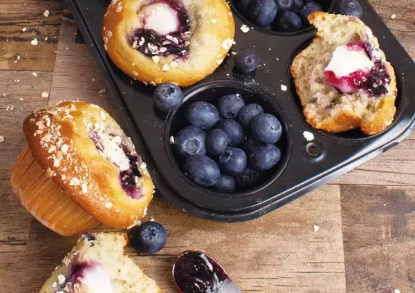 「BAGEL & BAGELから爽やかな春の新商品が登場！クランベリーの果肉を練り込んだ“ベーグル”やすっきりとした味わいの“アサイードリンク”、限定マフィンを順次販売致します。」の画像