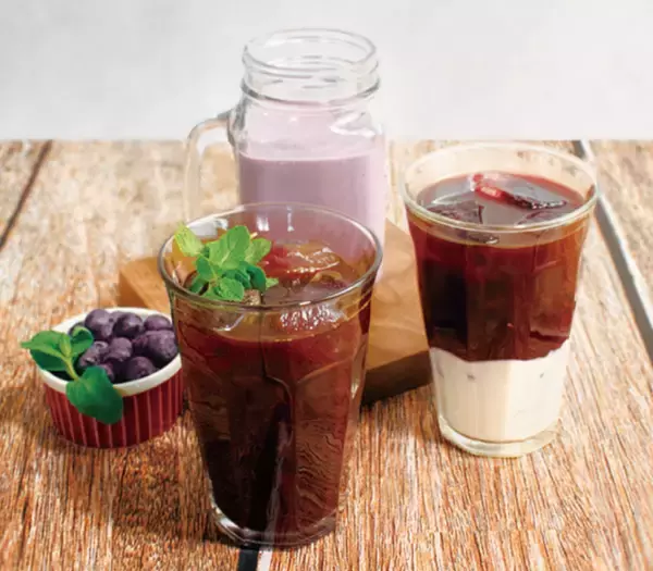 「BAGEL & BAGELから爽やかな春の新商品が登場！クランベリーの果肉を練り込んだ“ベーグル”やすっきりとした味わいの“アサイードリンク”、限定マフィンを順次販売致します。」の画像