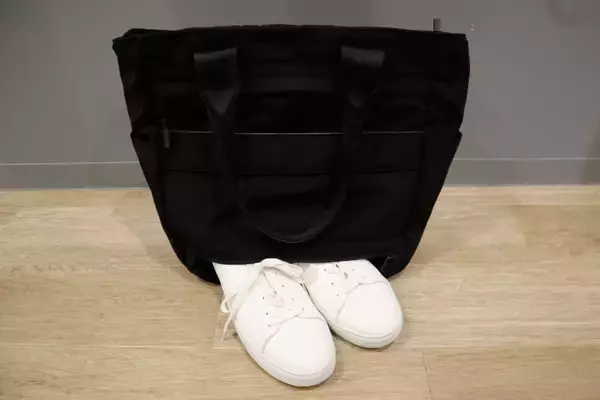 「16カ所のポケットで仕事・ジム・旅行をこれ1つにシューズ収納も備えた高機能「マルチパーパストートバッグ」発売」の画像