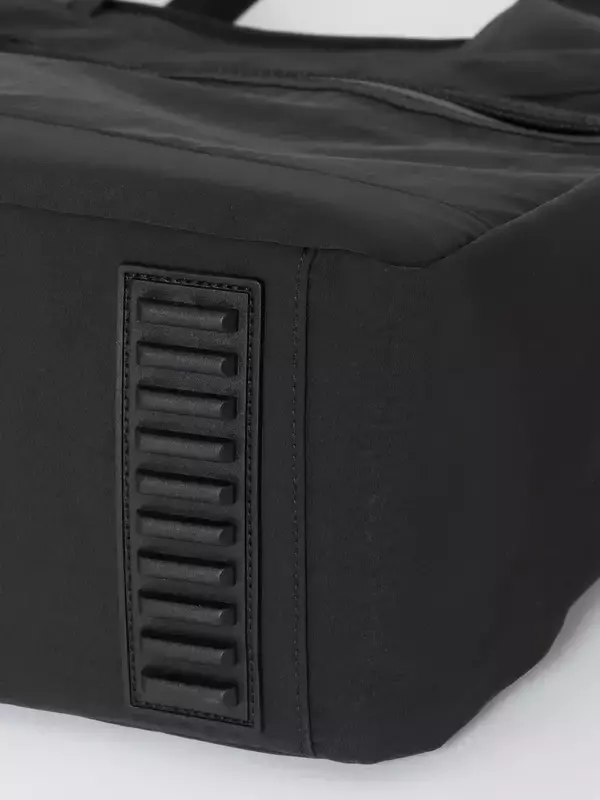 「16カ所のポケットで仕事・ジム・旅行をこれ1つにシューズ収納も備えた高機能「マルチパーパストートバッグ」発売」の画像