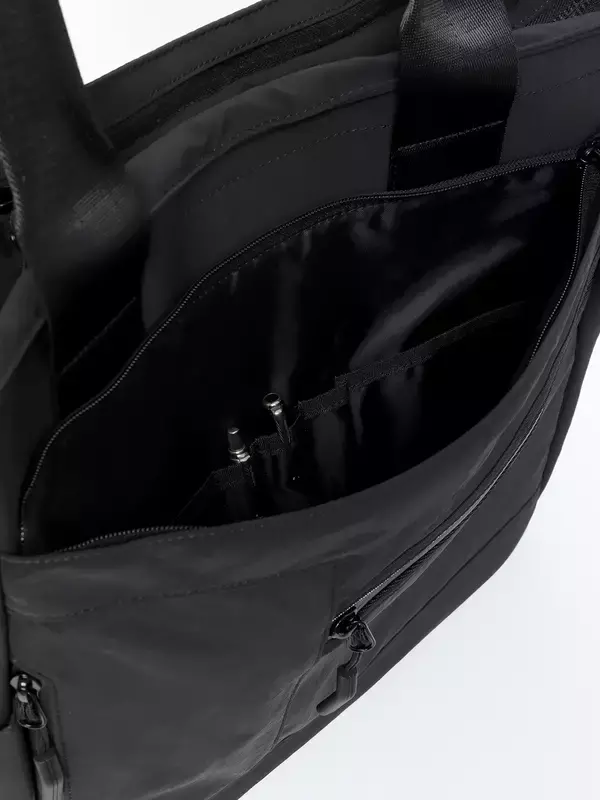 「16カ所のポケットで仕事・ジム・旅行をこれ1つにシューズ収納も備えた高機能「マルチパーパストートバッグ」発売」の画像