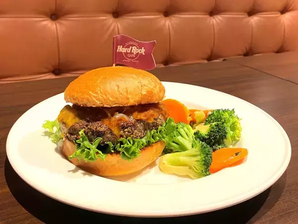 アメリカンレストラン「ハードロックカフェ」東京店「Earth Week 2025」プラントベースバーガーと水素焙煎コーヒーを販売