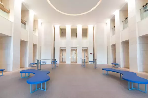 建築デザイン学部のデザインアイデアコンペ受賞作品をもとに日本女子大学の百年館高層棟エントランスをリニューアル ー 実現に向けて卒業生で建築家の妹島和世特別招聘教授が学生を指導 ー