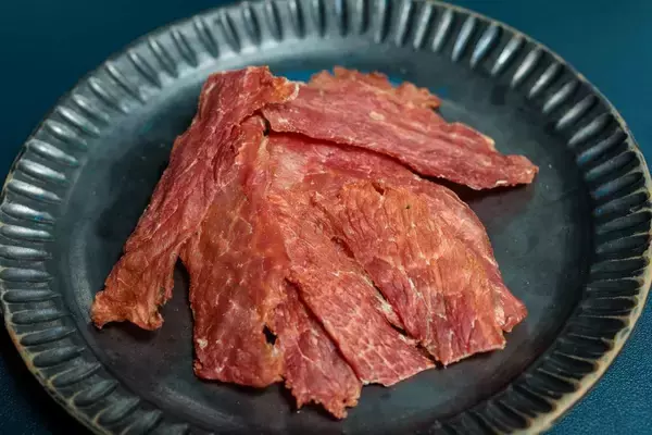 「東京大学コミュニケーションセンターが「ポークジャーキー」を発売 ― アミノ酸研究から生まれた柔らかい霜降り豚肉」の画像