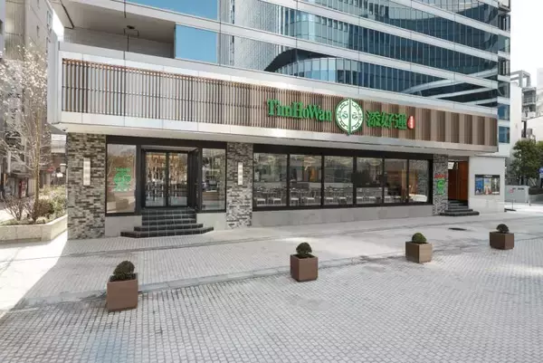 「香港点心専門店「添好運（Tim Ho Wan／ティム・ホー・ワン）」期間限定スペシャルメニュー「白身魚とポークの甘長唐辛子焼き」」の画像