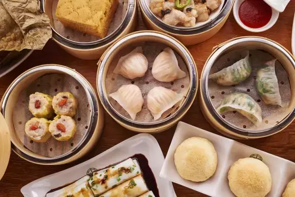 「香港点心専門店「添好運（Tim Ho Wan／ティム・ホー・ワン）」期間限定スペシャルメニュー「白身魚とポークの甘長唐辛子焼き」」の画像