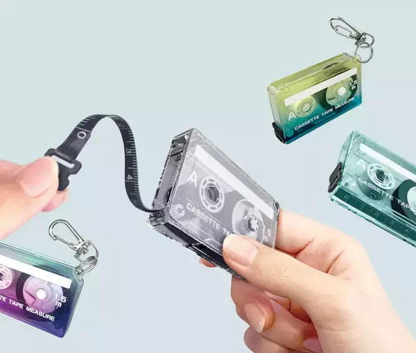 「カセットテープがメジャーに！？レトロかわいいデザインで「測る」を楽しくする『カセットテープメジャー』12月下旬発売」の画像