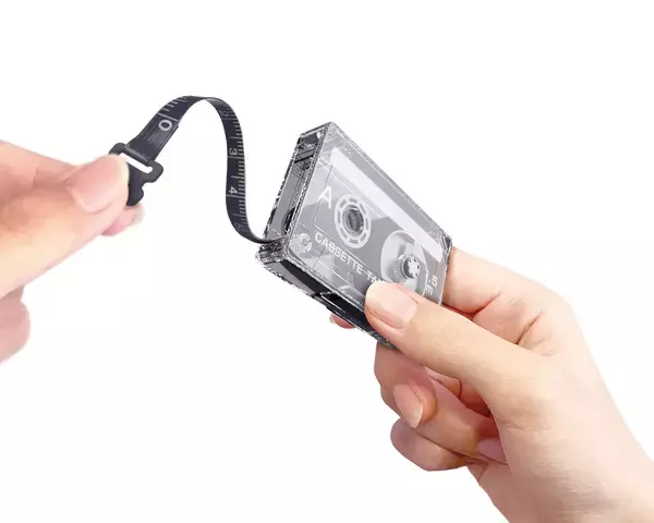 「カセットテープがメジャーに！？レトロかわいいデザインで「測る」を楽しくする『カセットテープメジャー』12月下旬発売」の画像