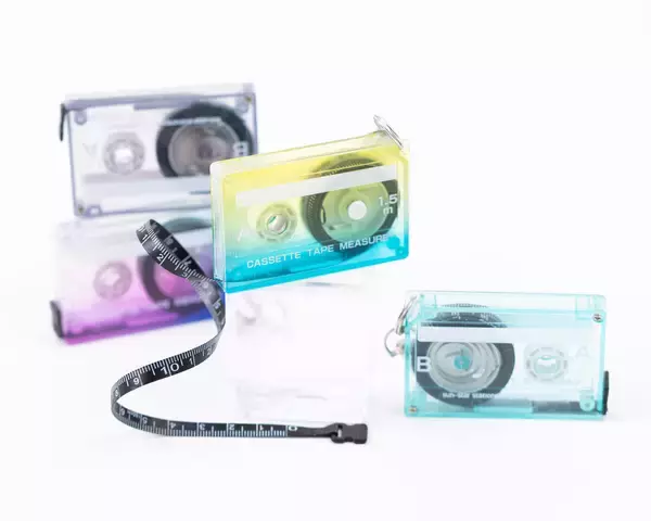 「カセットテープがメジャーに！？レトロかわいいデザインで「測る」を楽しくする『カセットテープメジャー』12月下旬発売」の画像