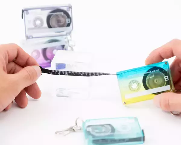 「カセットテープがメジャーに！？レトロかわいいデザインで「測る」を楽しくする『カセットテープメジャー』12月下旬発売」の画像