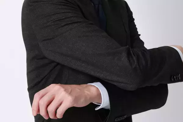 着心地はルームウエア級、見た目はフォーマルのようなきちんと感ジャージーなのにウール見えする究極の「伸びるスーツ」を発売