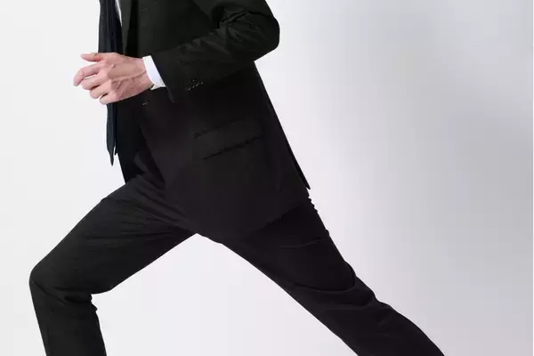 「着心地はルームウエア級、見た目はフォーマルのようなきちんと感ジャージーなのにウール見えする究極の「伸びるスーツ」を発売」の画像