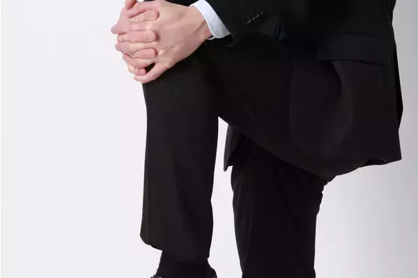 「着心地はルームウエア級、見た目はフォーマルのようなきちんと感ジャージーなのにウール見えする究極の「伸びるスーツ」を発売」の画像