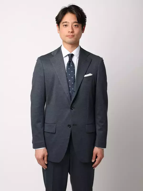 「着心地はルームウエア級、見た目はフォーマルのようなきちんと感ジャージーなのにウール見えする究極の「伸びるスーツ」を発売」の画像