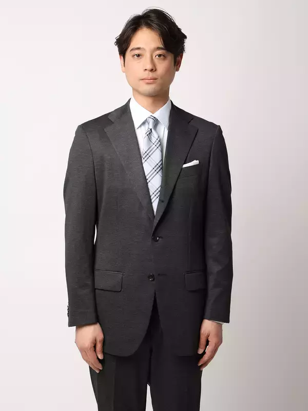 「着心地はルームウエア級、見た目はフォーマルのようなきちんと感ジャージーなのにウール見えする究極の「伸びるスーツ」を発売」の画像