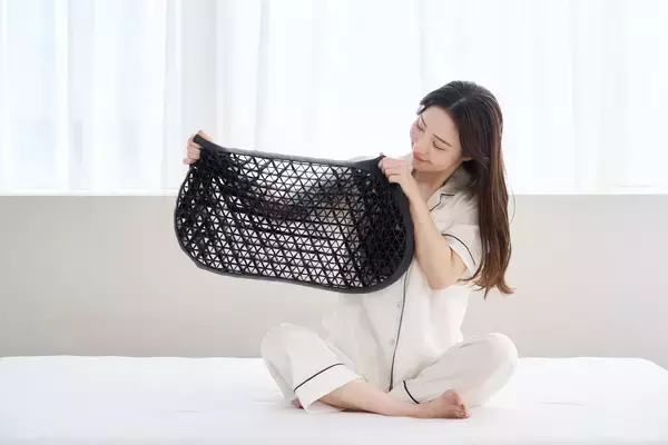 「夏でも、冬でも“頭が蒸れない”という新常識シリーズ累計販売数100万個突破の『ヒツジのいらない枕®』から通気性に特化した新モデルが誕生『ヒツジのいらない枕® ー和みー』」の画像