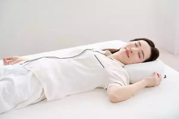 「夏でも、冬でも“頭が蒸れない”という新常識シリーズ累計販売数100万個突破の『ヒツジのいらない枕®』から通気性に特化した新モデルが誕生『ヒツジのいらない枕® ー和みー』」の画像