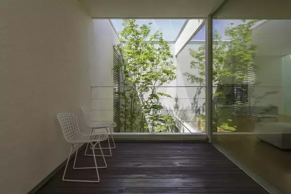 「窓の向こうに広がる「自分だけの森」〜自然と溶け合う暮らしが、心を健やかにする〜」の画像