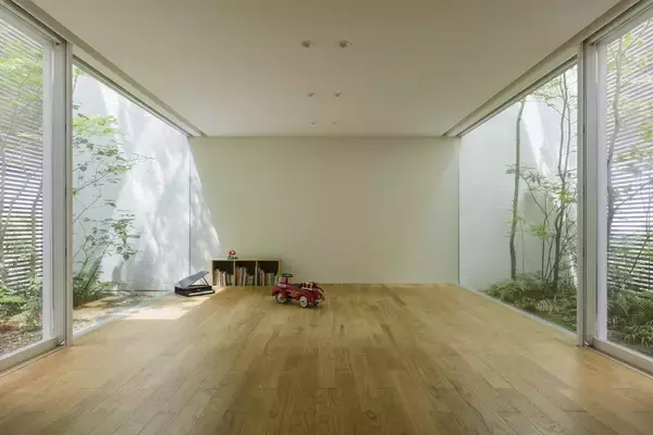 「窓の向こうに広がる「自分だけの森」〜自然と溶け合う暮らしが、心を健やかにする〜」の画像