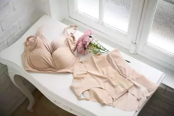 「累計販売数100万枚突破*のモモフルより、シームレス・冷感・防臭生地採用、産婦人科医×バストケア専門家ダブル監修の「ぴたRich™」おりもの吸水ショーツ＆ブラが5/31新発売」の画像