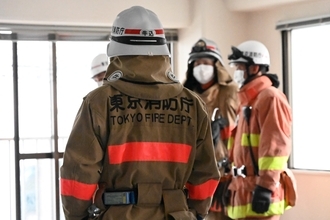 解体予定の建物を訓練の場として提供し、防災訓練を実施コスモスイニシアと牛込消防署との協働で地域防災力強化を目指す