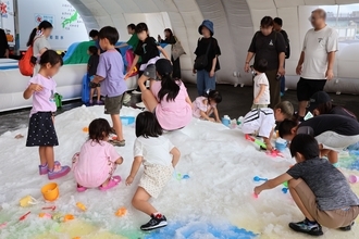 真夏の伊勢崎オートレース場に約10tの雪！親子で楽しむ雪あそび体験イベントを実施しました