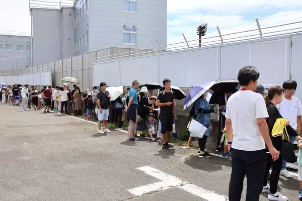 「真夏の伊勢崎オートレース場に約10tの雪！親子で楽しむ雪あそび体験イベントを実施しました」の画像