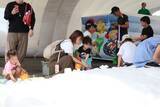 「真夏の伊勢崎オートレース場に約10tの雪！親子で楽しむ雪あそび体験イベントを実施しました」の画像3