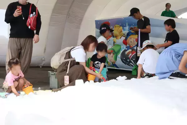 「真夏の伊勢崎オートレース場に約10tの雪！親子で楽しむ雪あそび体験イベントを実施しました」の画像