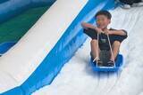 「真夏の伊勢崎オートレース場に約10tの雪！親子で楽しむ雪あそび体験イベントを実施しました」の画像4