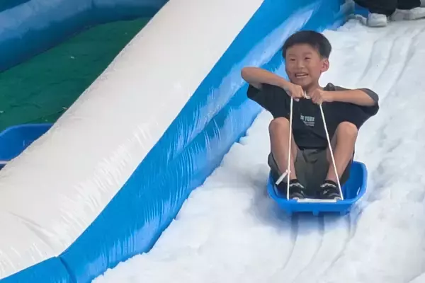 「真夏の伊勢崎オートレース場に約10tの雪！親子で楽しむ雪あそび体験イベントを実施しました」の画像