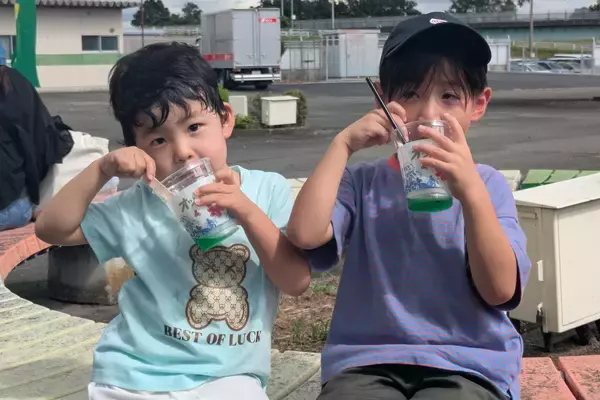「真夏の伊勢崎オートレース場に約10tの雪！親子で楽しむ雪あそび体験イベントを実施しました」の画像