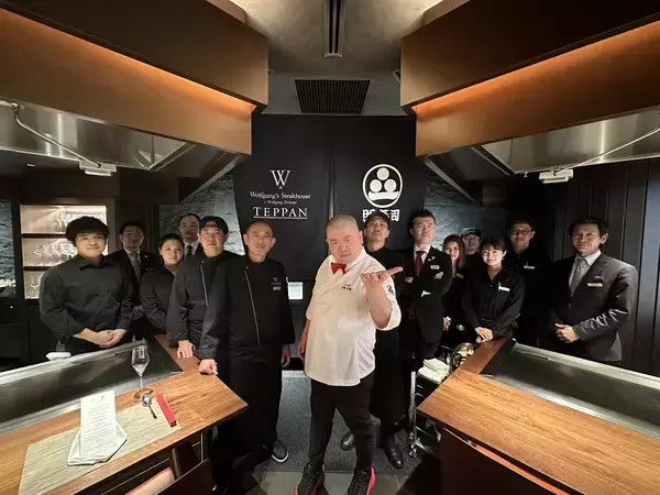 「ウルフギャング・ステーキハウス TEPPAN」“寿司劇場”「照寿司」とのコラボイベントを開催
