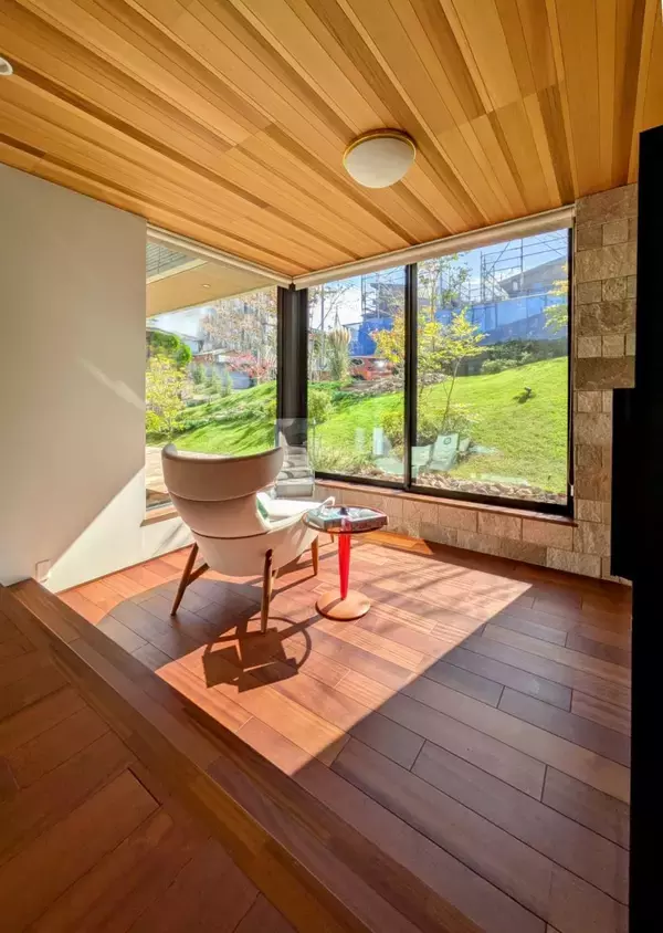 「美しい丘のある庭」の画像