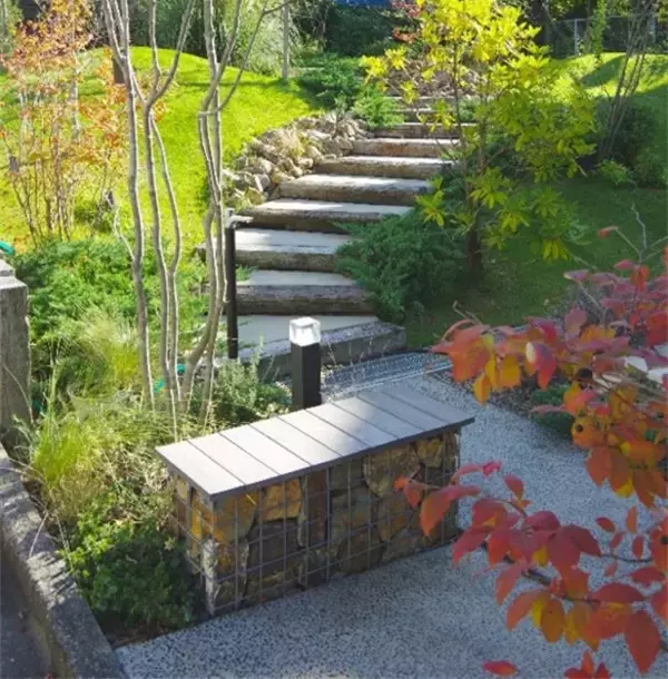 「美しい丘のある庭」の画像