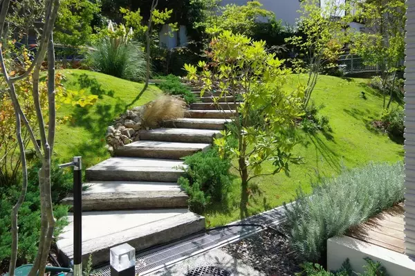 「美しい丘のある庭」の画像