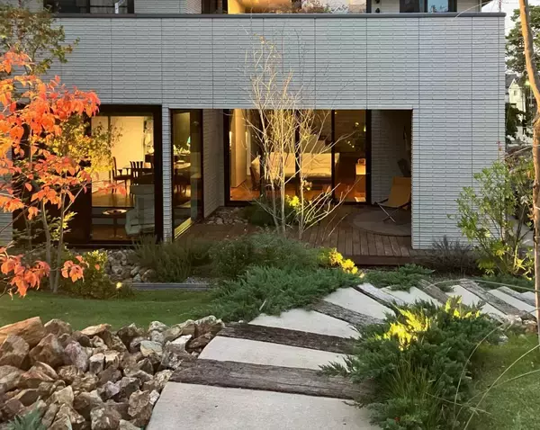 「美しい丘のある庭」の画像