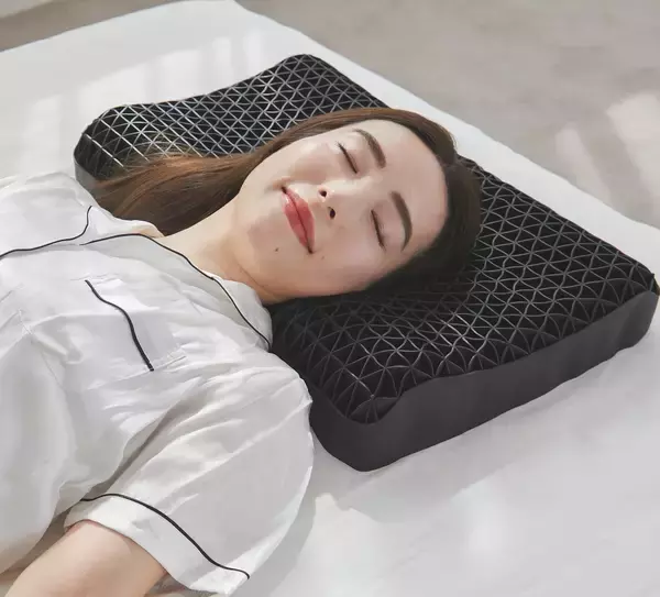 「優れた体圧分散・フィット感で先生のような姿勢に！？『ヒツジのいらない枕®』から姿勢サポートチェア『おしり先生 Produced by ヒツジのいらない枕®』を新発売」の画像