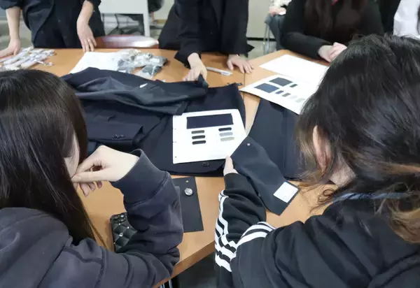 「「制服は卒業したら着れない」という常識を変える生徒が主体となり“自分の未来”に合わせてつくる「オーダースーツ制服」を導入」の画像